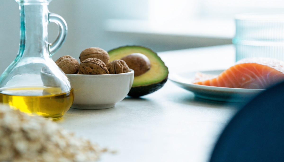 Herzgesunde Lebensmittel: Olivenöl, Nüsse, Avocado, Lachs