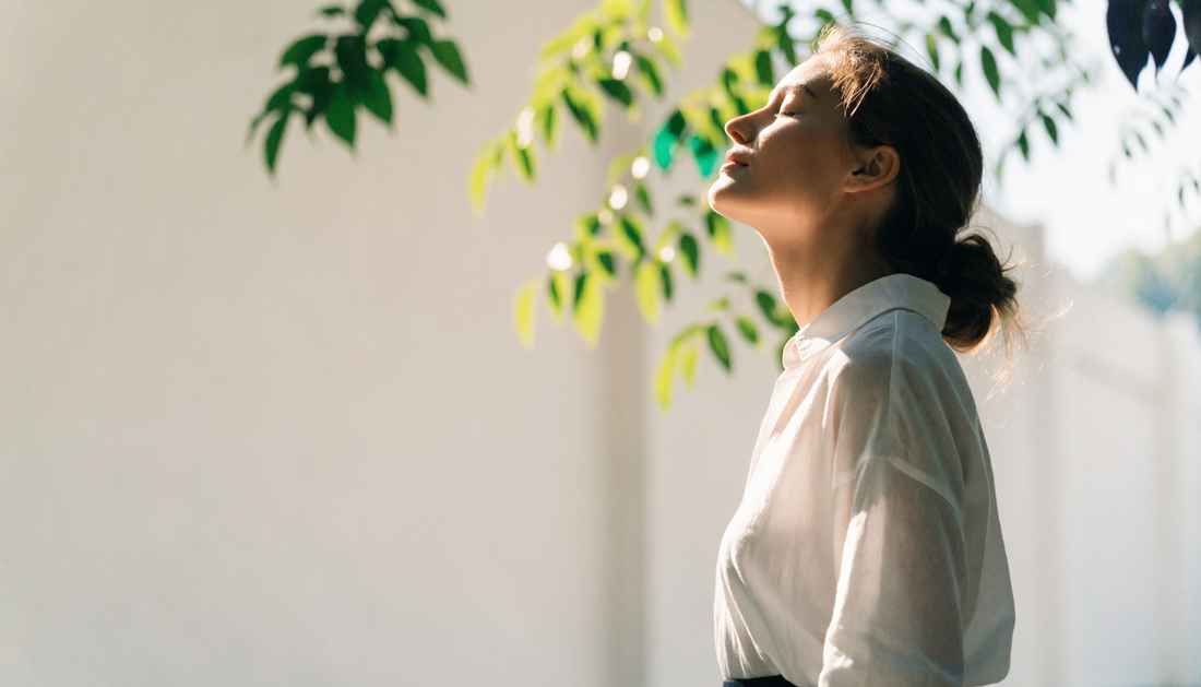 Frau genießt Morgensonne – Vitamin D über Sonnenlicht